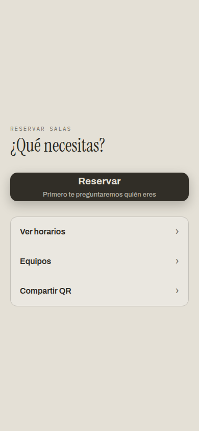 Pantalla de inicio de la app: el título ¿Qué necesitas?, un botón grande Reservar con la línea Primero te preguntaremos quién eres, y tres opciones secundarias: Ver horarios, Equipos y Compartir QR